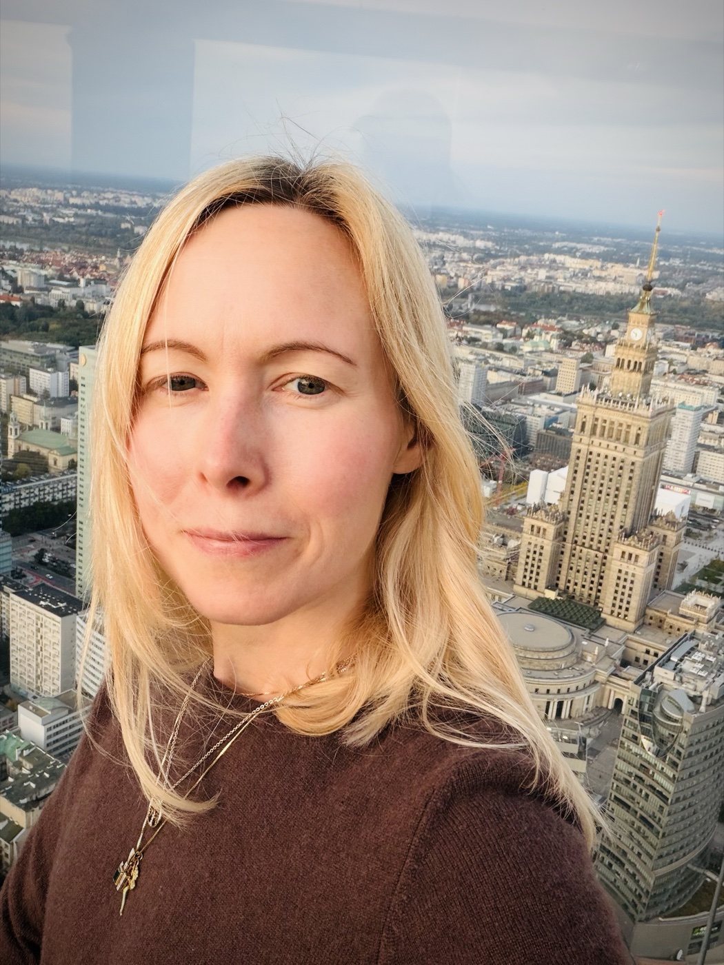 Zuzanna Suwałowska na tle panoramy Warszawy